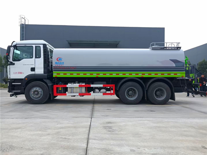 國(guó)六重汽汕德卡后雙橋18方灑水車(chē)