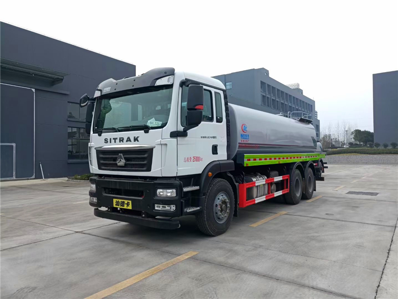 國(guó)六重汽汕德卡后雙橋18方灑水車(chē)